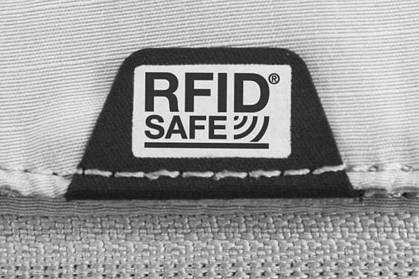 RFIDsafe в рюкзаке Pacsafe