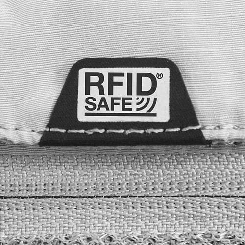 RFIDsafe в рюкзаке Pacsafe