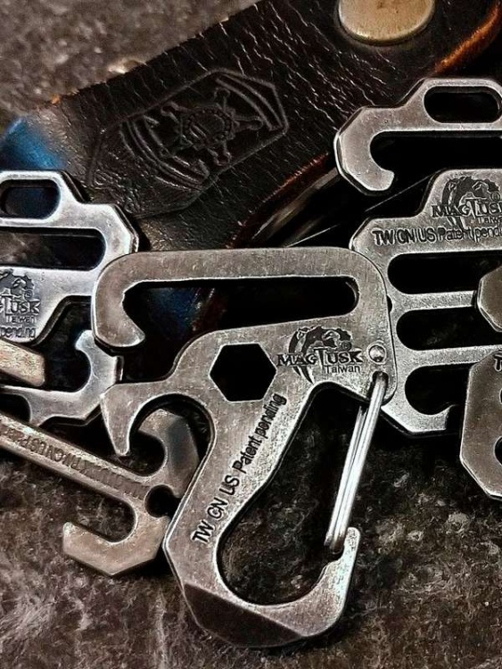 Карабин-инструмент 4 в 1 MAGFORCE® T1 EDC Bottle Opener w/Hook